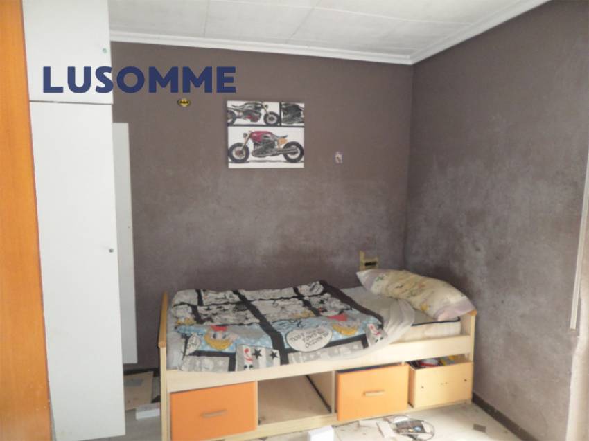 Descripción 514 - NO SE PUEDE FINANCIAR.  Sin comisión inmobiliaria.
Casa adosada en venta en calle Canterería, Ontinyent.

Vivienda de tres plantas tot